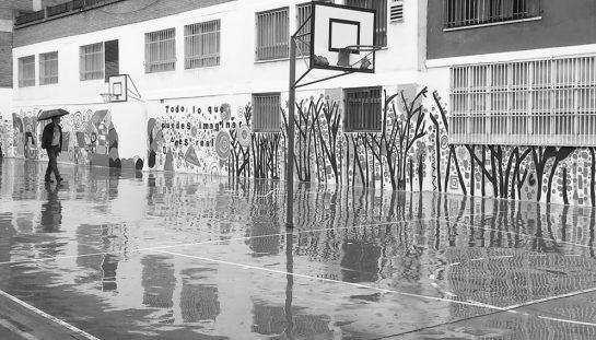 Statu quo: la cancha como patio escolar, un espacio condicionado por el uso deportivo.